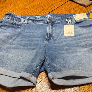 A.n.a. A New Approach women’s denim shorts. Mid rise style. New w/tags. Size 20W